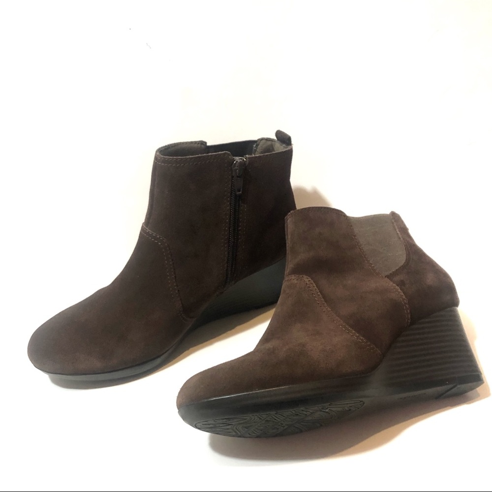 Clark’s Brown suede wedge heel ankle bootie size 8